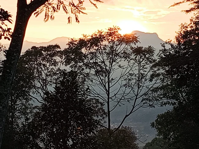 Montaña Sagrada y Atardecer en la reserva Nidaka