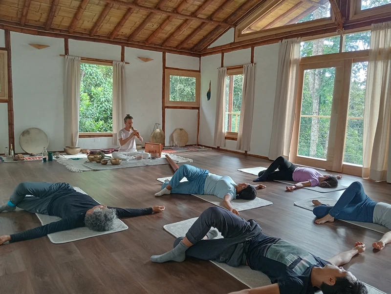 Yoga de Cachemira y armonización sonora con Julien, de Cuerpo Vibrante