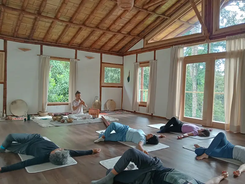 Círculo de sonoterapia y sanación vibracional durante un retiro grupal mensual.