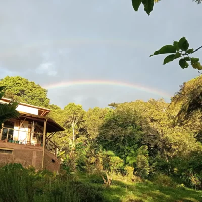 Reserva Nidaka, casa en el bosque con arco-iris.